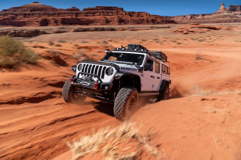 AMP Research 20-24 Jeep JT Gladiator (Launch/Overlnd/Rubicon/Sport/Sport S) PowerStep XL - Black