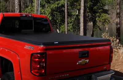 Lund 19-23 Dodge Ram 1500 5.7ft Bed (w/o RamBox) Hard Fold Tonneau Lund - Black